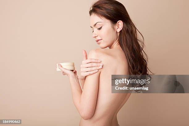 mulher com cosméticos - corpo humano imagens e fotografias de stock