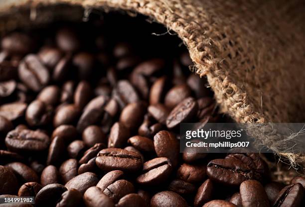 kaffee kaffeebohnen - coffee bag stock-fotos und bilder