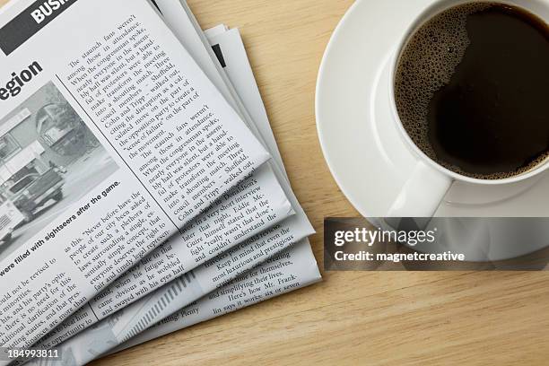 cafetera y el periódico matutino - article fotografías e imágenes de stock