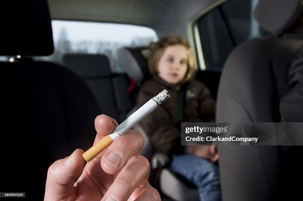 As crianças sofrem os efeitos do tabagismo passivo de carro