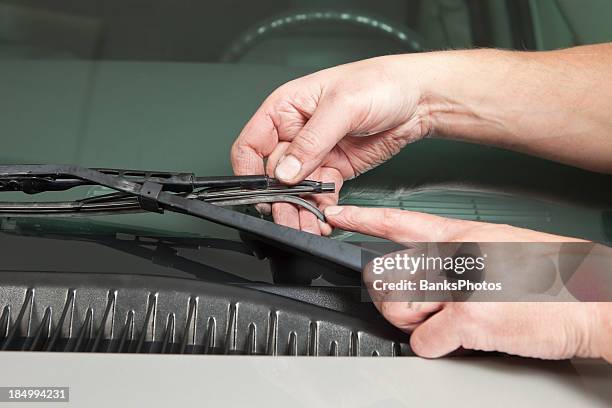 mechanic’s hand holding broken windshield wiper blade - ruitenwisser stockfoto's en -beelden