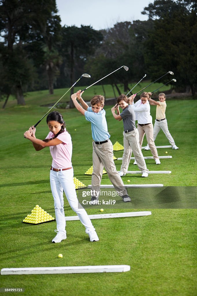 Gruppe von Kindern am golf driving range