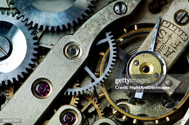 engrenagens de relógio antigo - mecanismo de relógio imagens e fotografias de stock