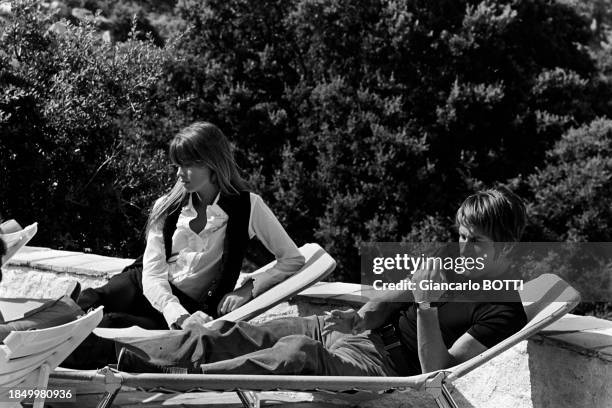 Françoise Hardy et Jacques Dutronc dans leur maison de L'Île-Rousse, en janvier 1974.