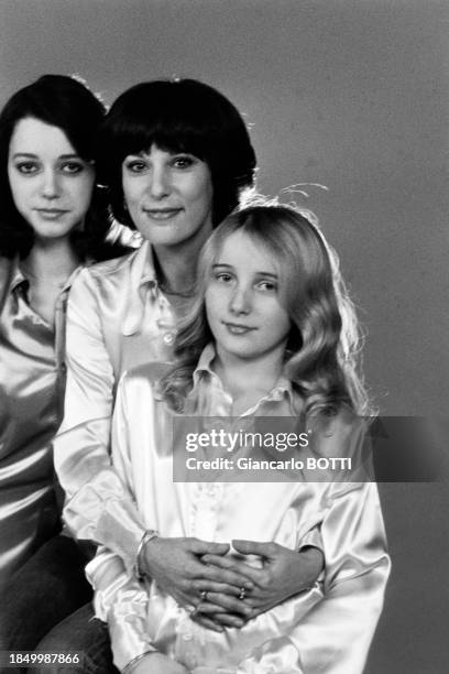 Bernadette Lafont posant avec ses filles, Elisabeth et Pauline, dans les années 70.