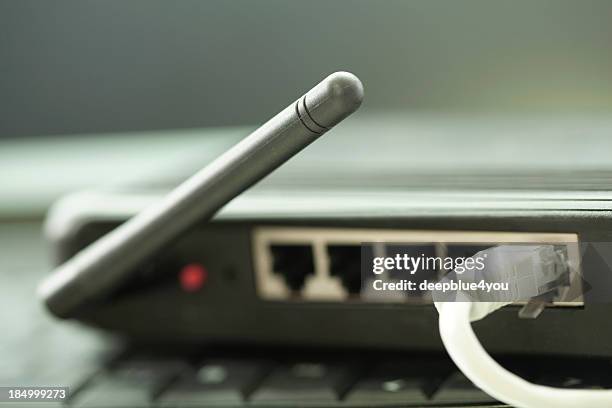 router wlan con antenna primo piano - tecnologia mobile foto e immagini stock
