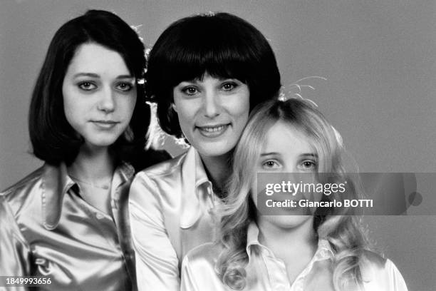 Bernadette Lafont posant avec ses filles, Elisabeth et Pauline, dans les années 70.