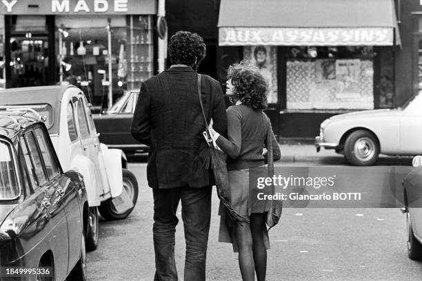 Elliott Gould et Jennifer Bogart à Paris, en 1970.