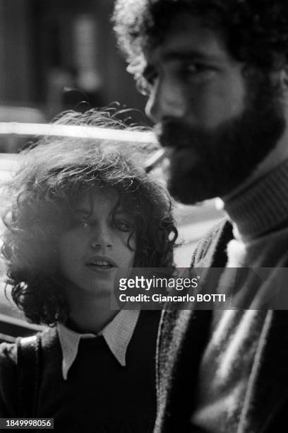 Elliott Gould et Jennifer Bogart à Paris, en 1970.