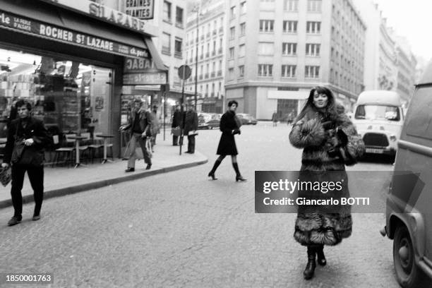 Françoise Hardy portant un manteau en fourrure de Jean Bouquin dans la rue à Paris, dans les années 1960.