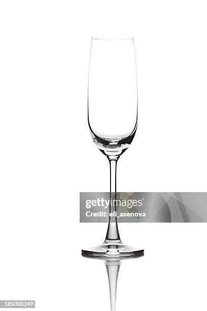 en primer plano de vacío champán vidrio sobre fondo blanco - copa de champán fotografías e imágenes de stock