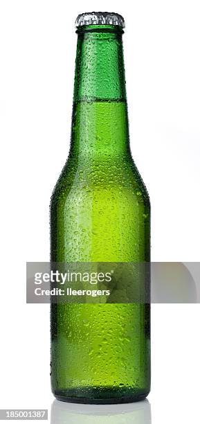 gelo frio garrafa de cerveja isolada em um fundo branco - garrafa imagens e fotografias de stock