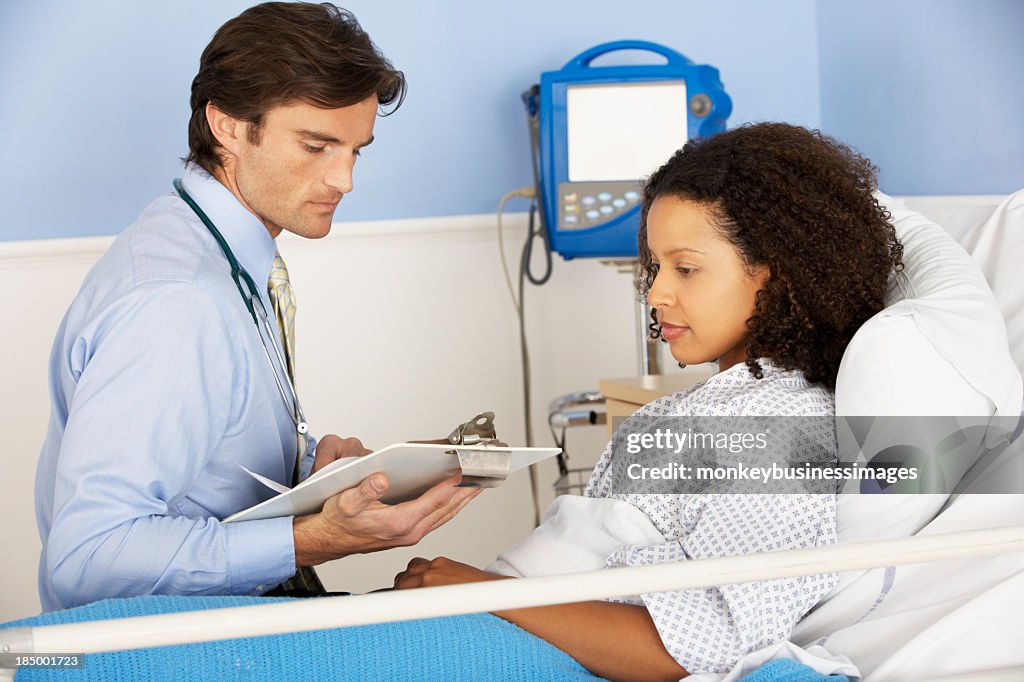 Médico feminino com paciente no hospital
