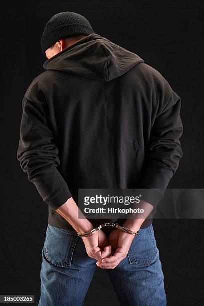 voleur handcuffed noir - hands behind back stock photos et images de collection