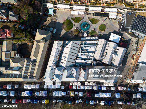 top down of salamanca street market in hobart in australia - hobart salamanca market stockfoto's en -beelden