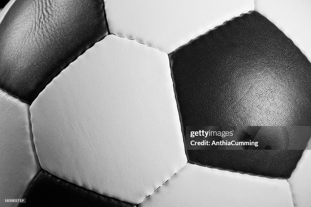 Preto e branco de pele Bola de Futebol de textura e detalhes