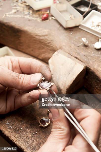 jeweller - making jewelry stockfoto's en -beelden