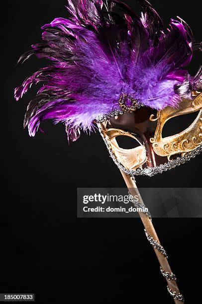 máscara de carnaval dourada máscara com penas roxo - masquerade mask imagens e fotografias de stock