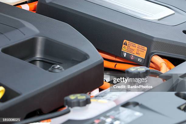 electric motor fach mit hohen spannungen sticker - fahrzeug mit hybrid antrieb stock-fotos und bilder