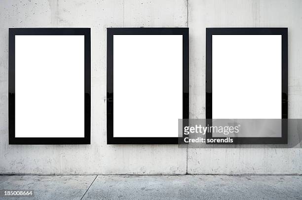 três quadros para cartazes em branco na parede. - commercial sign imagens e fotografias de stock