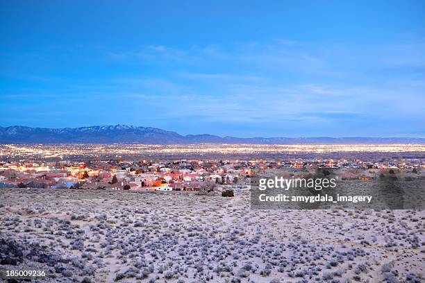 cidade paisagem do deserto à noite - sandia mountains - fotografias e filmes do acervo