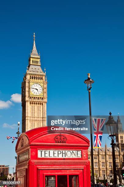 rote telefon box in london und big ben - telefonzelle stock-fotos und bilder