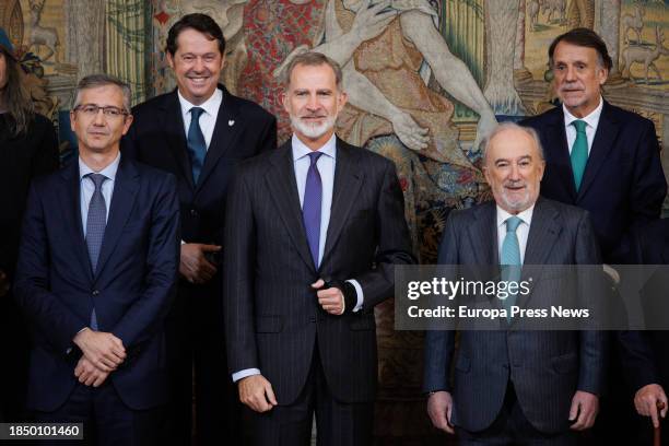 King Felipe VI and the director of the RAE, Santiago Muñoz Machado , pose with those attending the meeting of the Board of Trustees of the Fundacion...