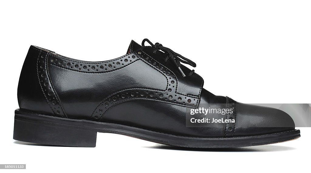 Vecchie scarpe in pelle nera