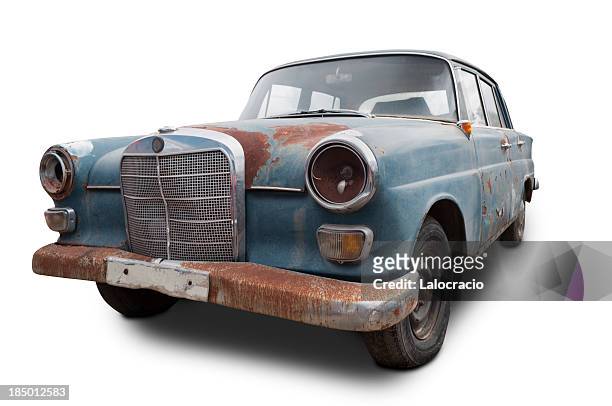 mercedes benz oxidado - abandoned car fotografías e imágenes de stock