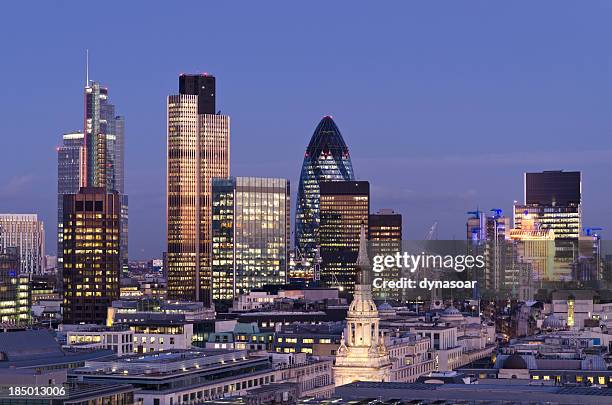 arranha-céus cidade de londres ao anoitecer - lloyds of london imagens e fotografias de stock