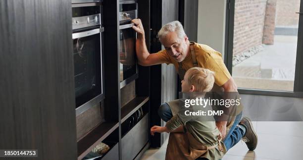 großvater, kind und kochen am ofen in der küche, pflege und gemeinsames lernen zu hause. glücklicher opa, junge und kind backen, warten und lieben die familie, beobachten und dessert im haus zubereiten - kuchenboden stock-fotos und bilder