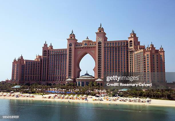 atlantis hotel and beach, jumeirah palm, dubai. - palm-jumeirah imagens e fotografias de stock