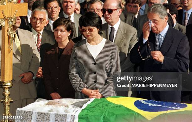El presidente brasileno Fernando Henrique Cardoso y Wilma Motta, viuva del ministro de las Comunicaciones, Sergio Motta, velan su cuerpo en la...