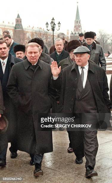 Mayor of Moscow Yuri Luzhkov gestures while talking with Ukrainian President Leonid Kuchma during their walkabout in downtown Moscow 27 February....
