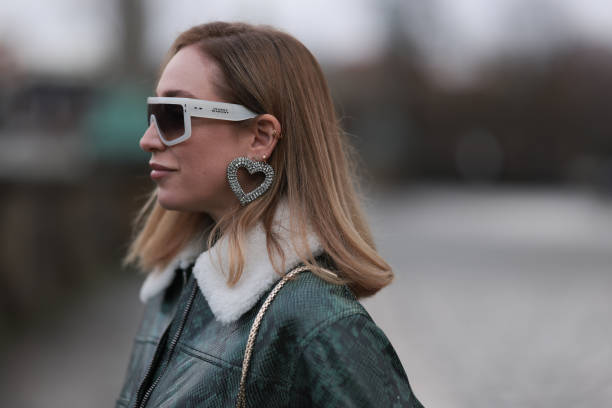 Verão 2024: melhores acessórios da temporada Sonia Lyson seen wearing Isabel Marant white milky sunglasses, Glambou x Milena Karl silver statement heart shaped earrings, Dorothee Schumacher...