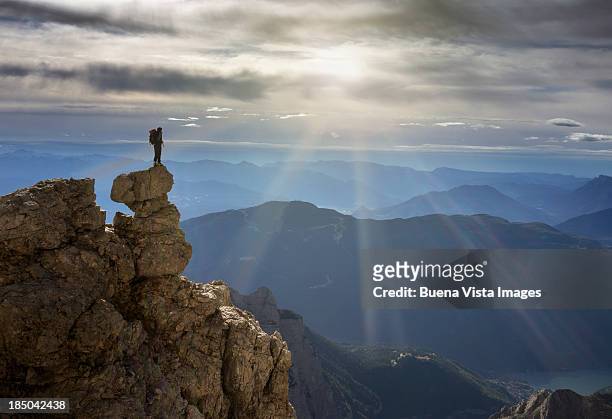 climber watching mountain range - venciendo la adversidad fotografías e imágenes de stock