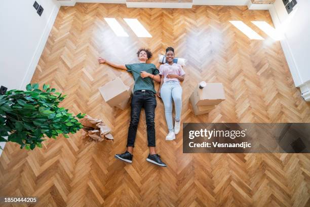 moving in to new home together - parket stockfoto's en -beelden
