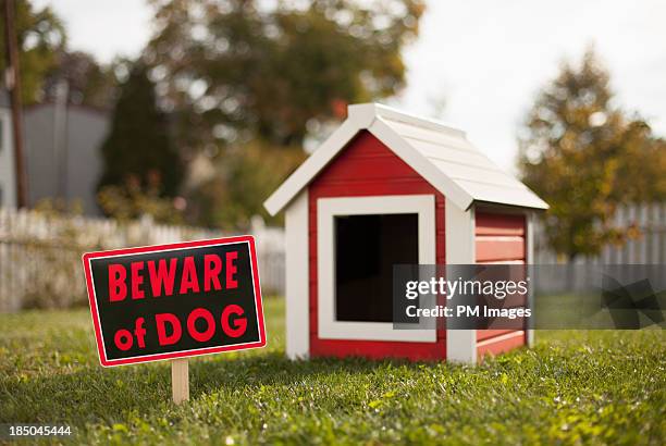 beware of dog - dog house stock-fotos und bilder