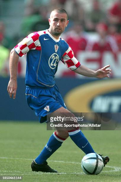 Nenad Bjelica of Croatia on the ball during the UEFA Euro 2004 match between Switzerland and Croatia at Dr. Magalhaes Pessoa Stadium on June 13, 2004...