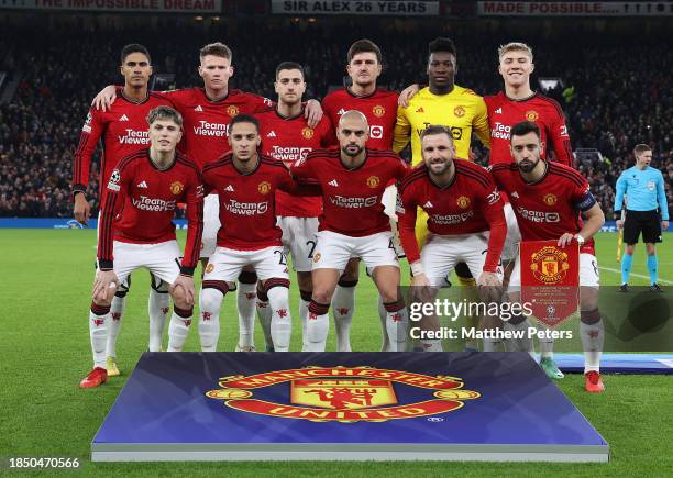 The Manchester United team lines up ahead of the UEFA Champions League match between Manchester United and FC Bayern München at Old Trafford on...