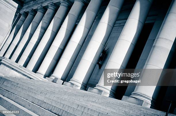 vista inclinada de columnas del edificio del capitolio del estado de washington - olympia washington state fotografías e imágenes de stock
