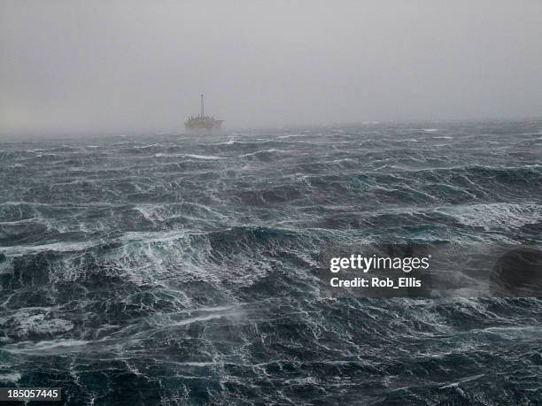 north sea oilrig storm - noordzee stockfoto's en -beelden