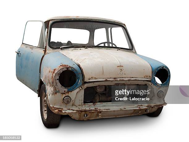 abandonado mini - rusty old car fotografías e imágenes de stock