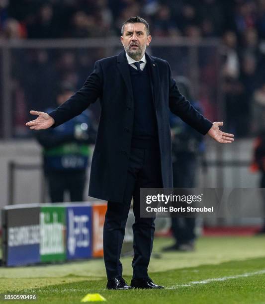 Head coach Nenad Bjelica of 1.FC Union Berlin gestures during the UEFA Champions League match between 1. FC Union Berlin and Real Madrid CF at...