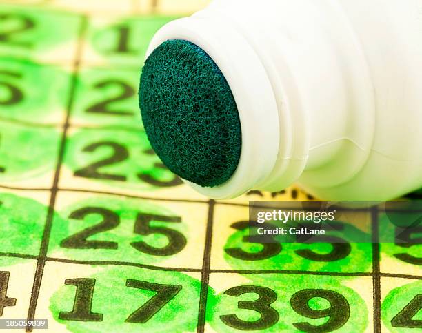 bingo cards and dauber - bingo stockfoto's en -beelden