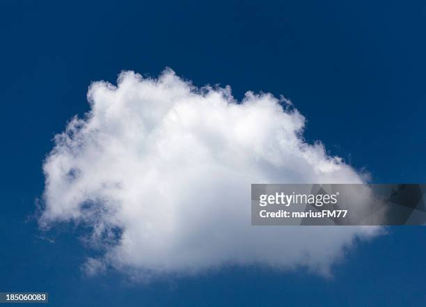 isolierte wolken über blauer himmel - wolke freisteller stock-fotos und bilder