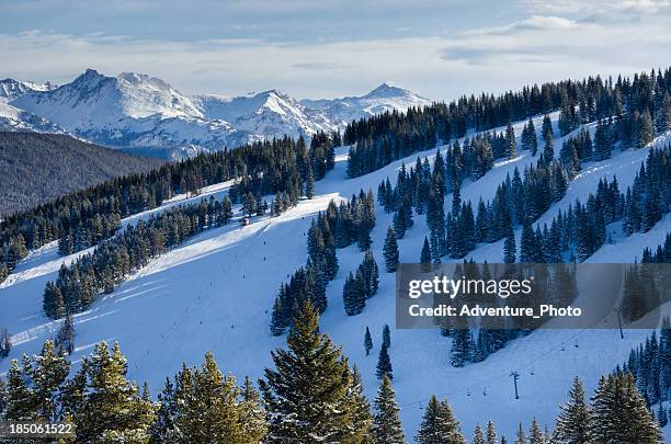 vail, colorado, skipisten und der gore range mountains - vail colorado stock-fotos und bilder