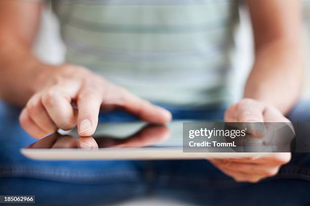 hands holding digital tablet - inzoomen stockfoto's en -beelden