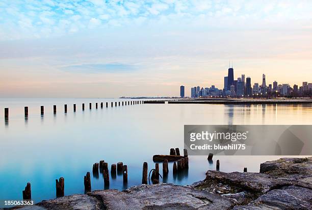 panoramic view of the chicago river and skyline - illinois stockfoto's en -beelden