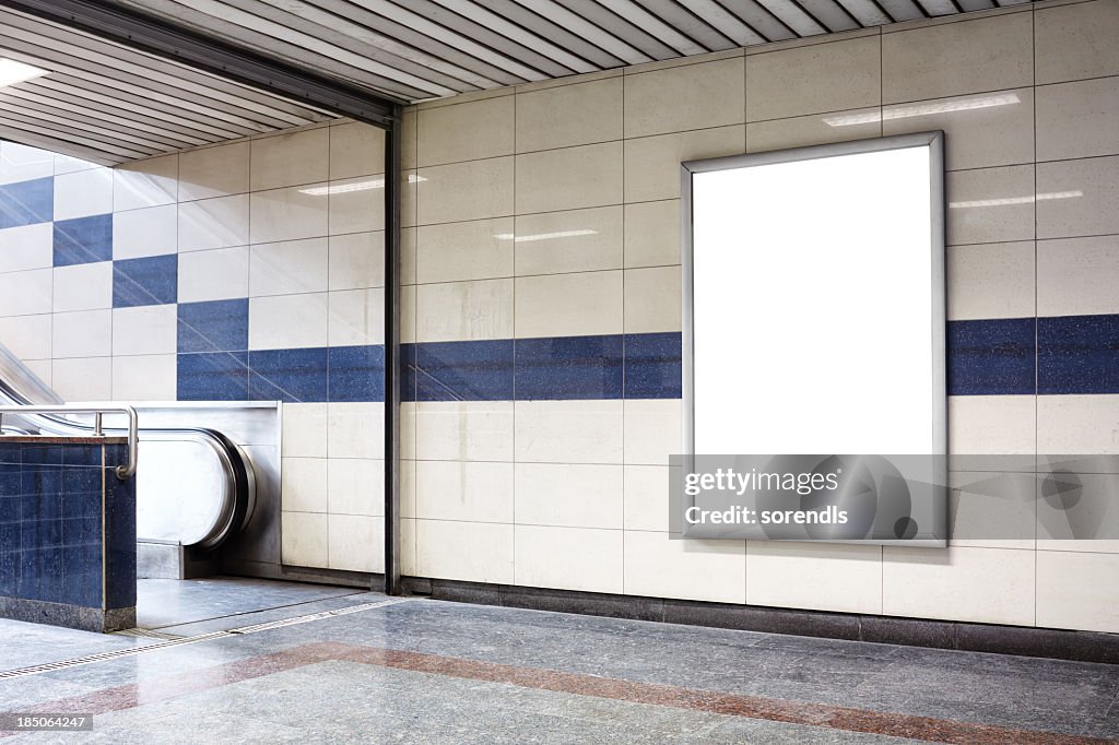Blank billboard in einer U-Bahn-Haltestelle wall.